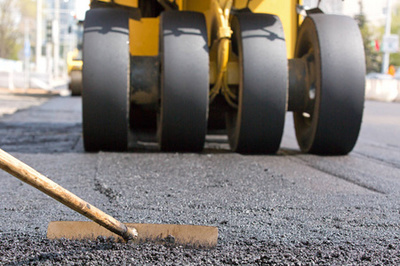 道路建設中的瀝青攤鋪機 道路修復的關鍵設備